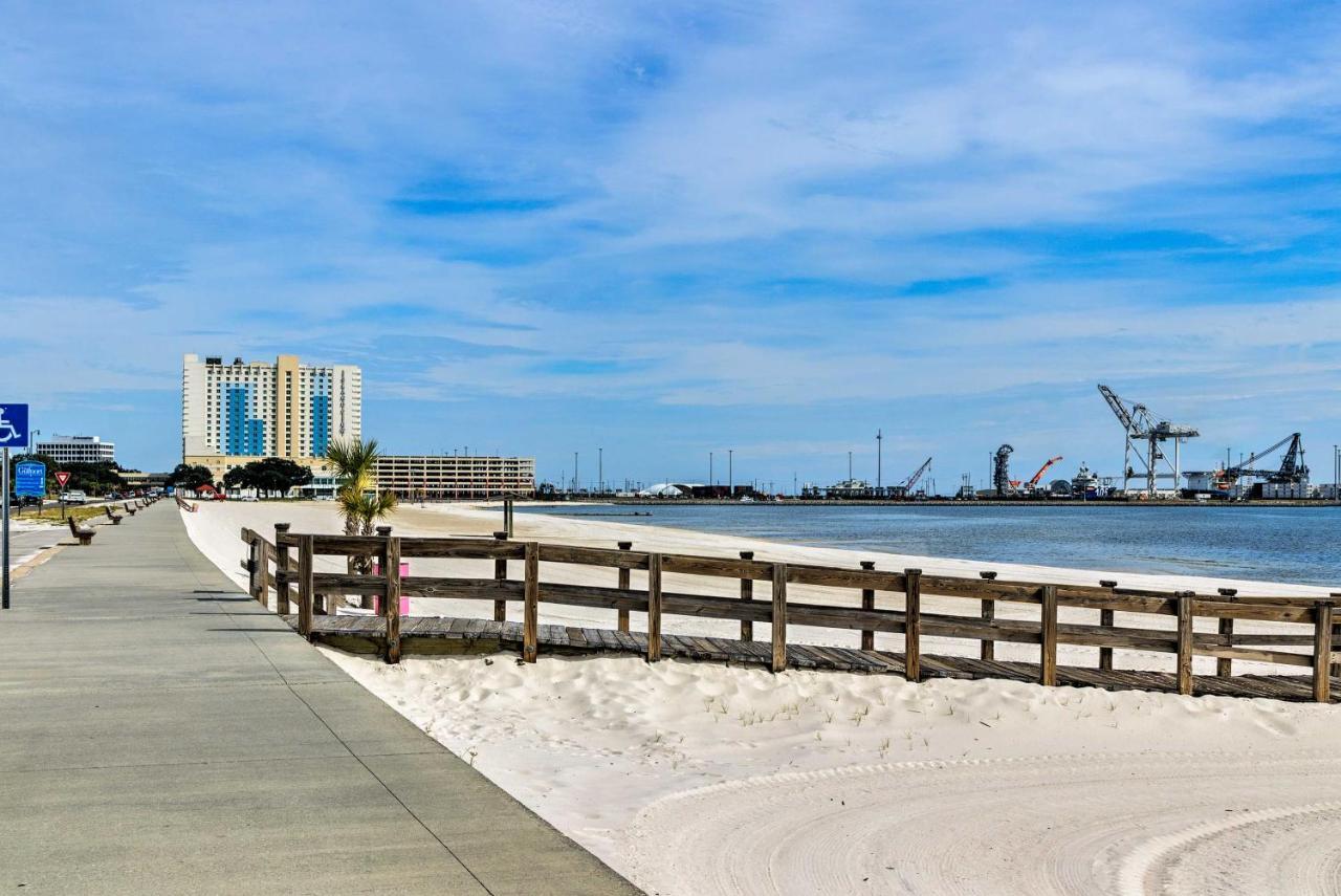 Beachside Getaway - Walk To Gulf, Pier And Casino! Villa Gulfport Exterior photo